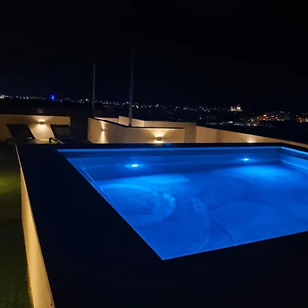 Apartment Skyline Court Boutique With Pool *